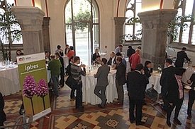 Teilnehmerinnen und Teilnehmer des vierten Nationalen Forums im Foyer des Tagungshotels