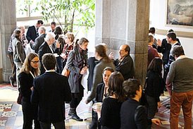 Teilnehmerinnen und Teilnehmer des fünten Nationales Forums im Foyer des Tagungshotels