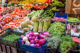 Marktstand mit sommerlichem Obst und Gemüse