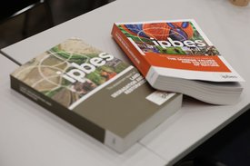 Foto der IPBES-Bericht zu Werten der Natur und Land Degradation and Restoration aufgenommen auf IPBES-10 in Bonn 2023